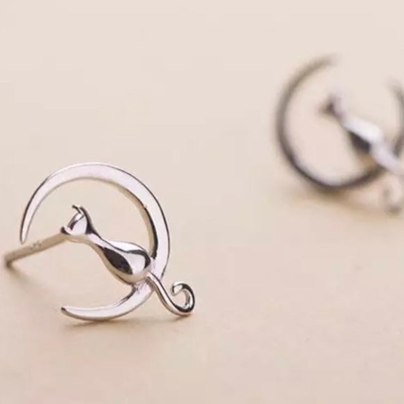 925 Sterling Silver Cat On The Moon Studs - Picture 3 of 7